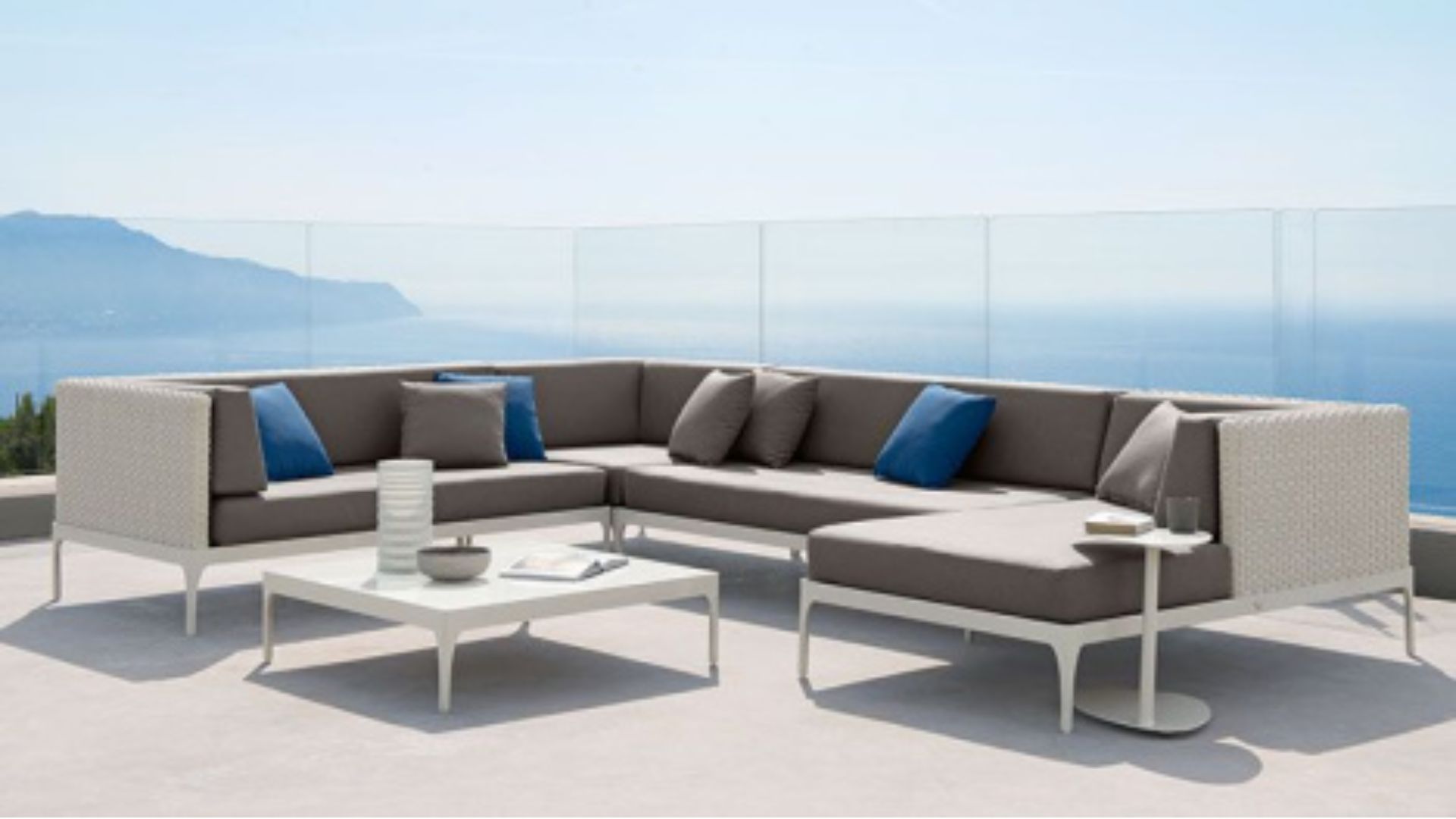 How Do You Choose the Best Luxury Outdoor Furniture for Your Space in the UAE